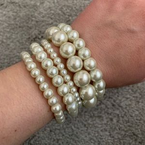 Set of (5) Pearl Bracelets!